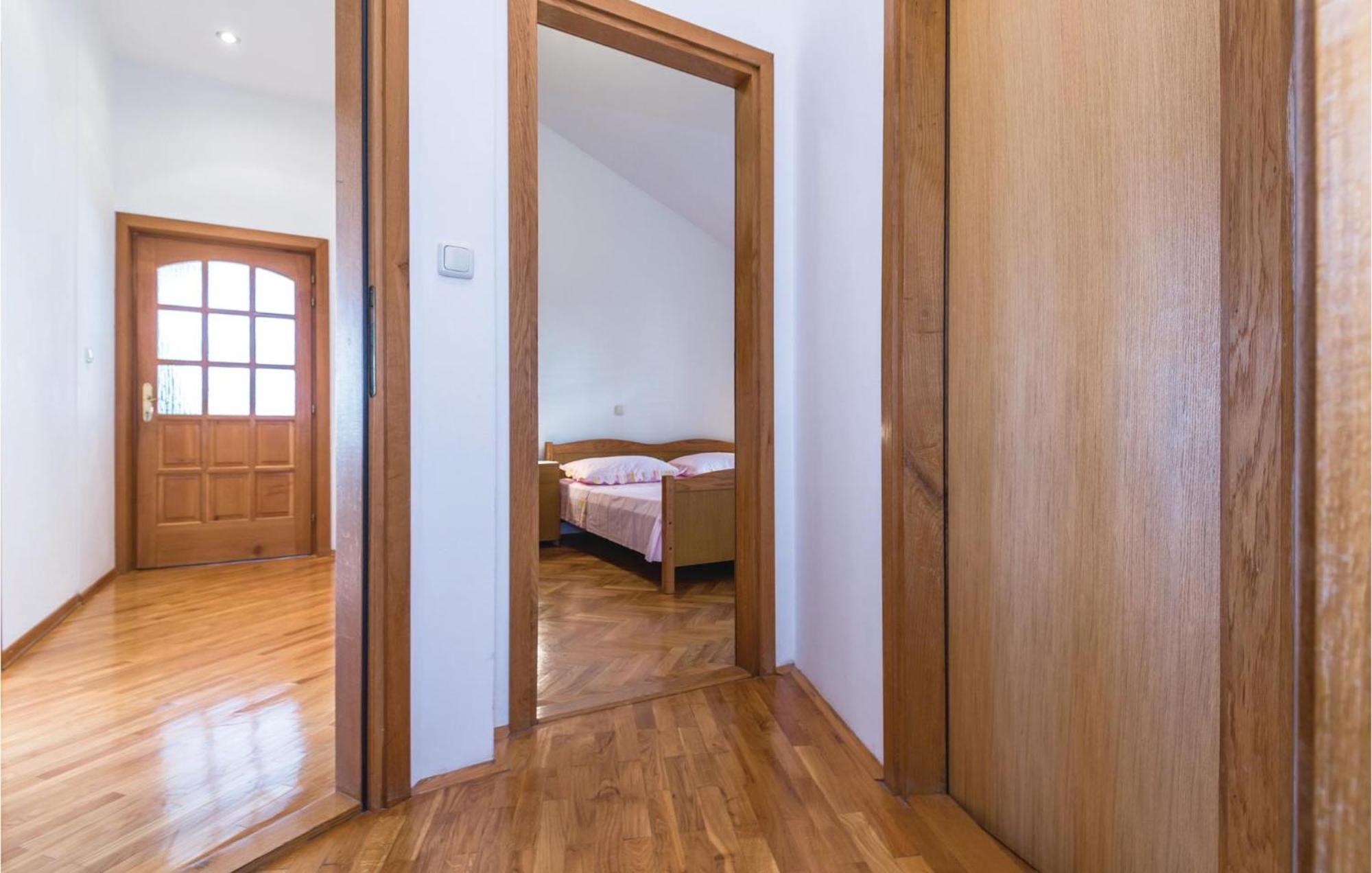 3 Bedroom Amazing Apartment In Макарска Екстериор снимка
