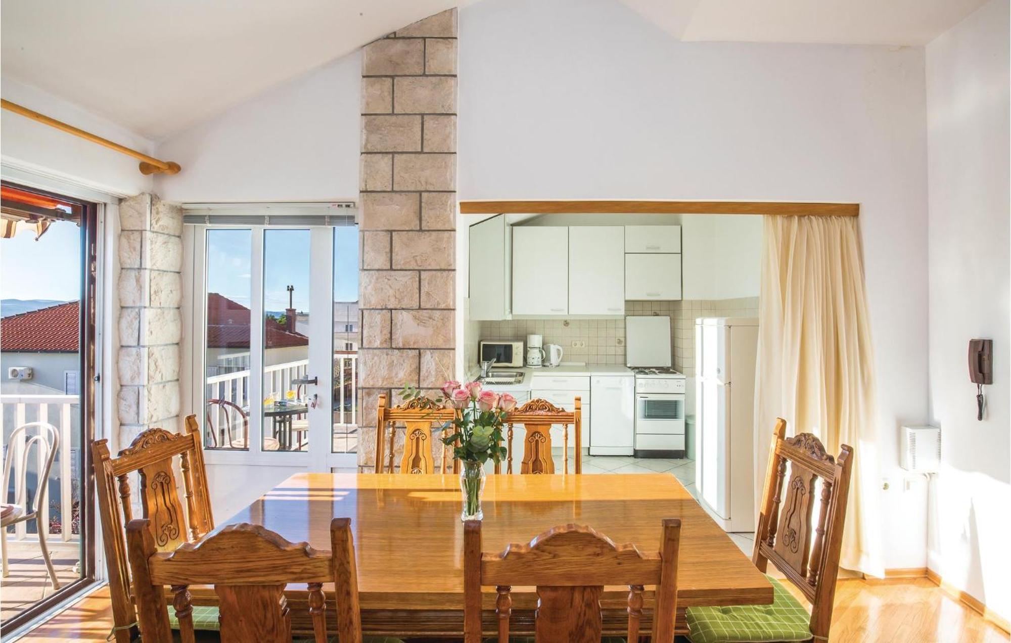 3 Bedroom Amazing Apartment In Макарска Екстериор снимка