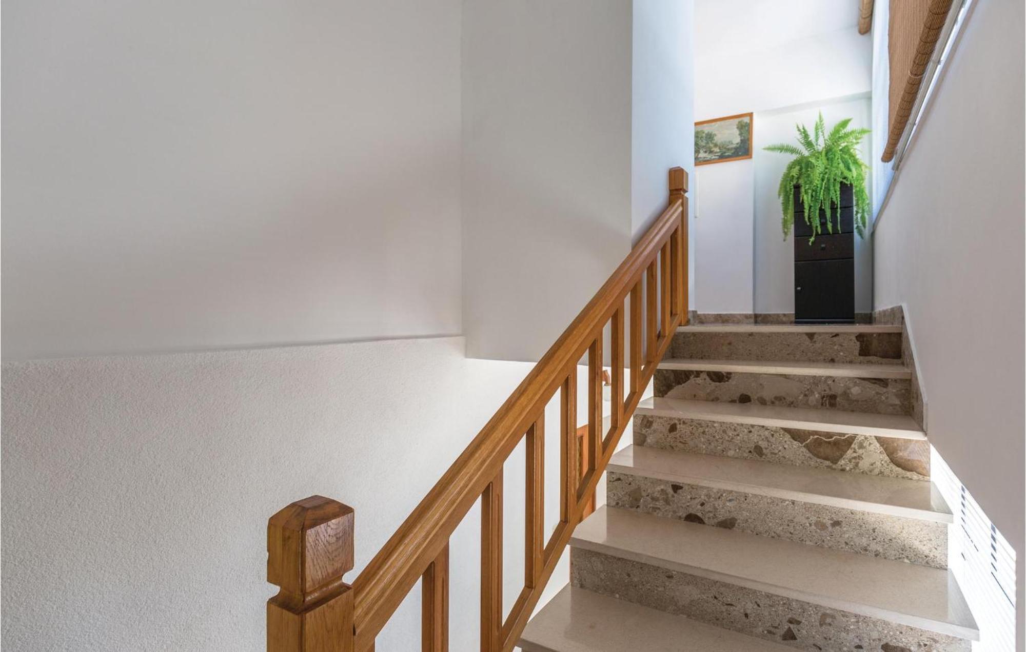 3 Bedroom Amazing Apartment In Макарска Екстериор снимка