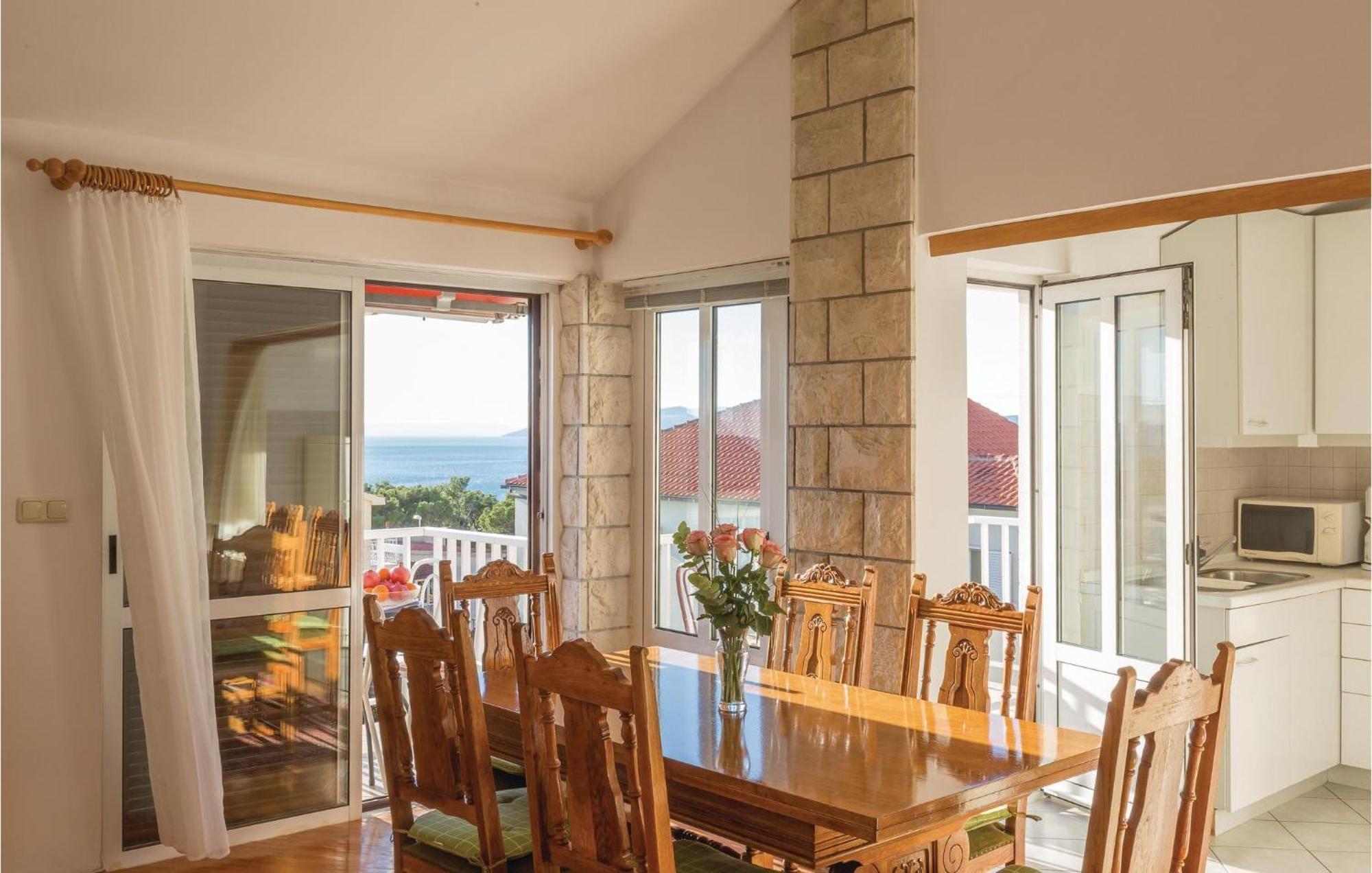 3 Bedroom Amazing Apartment In Макарска Екстериор снимка