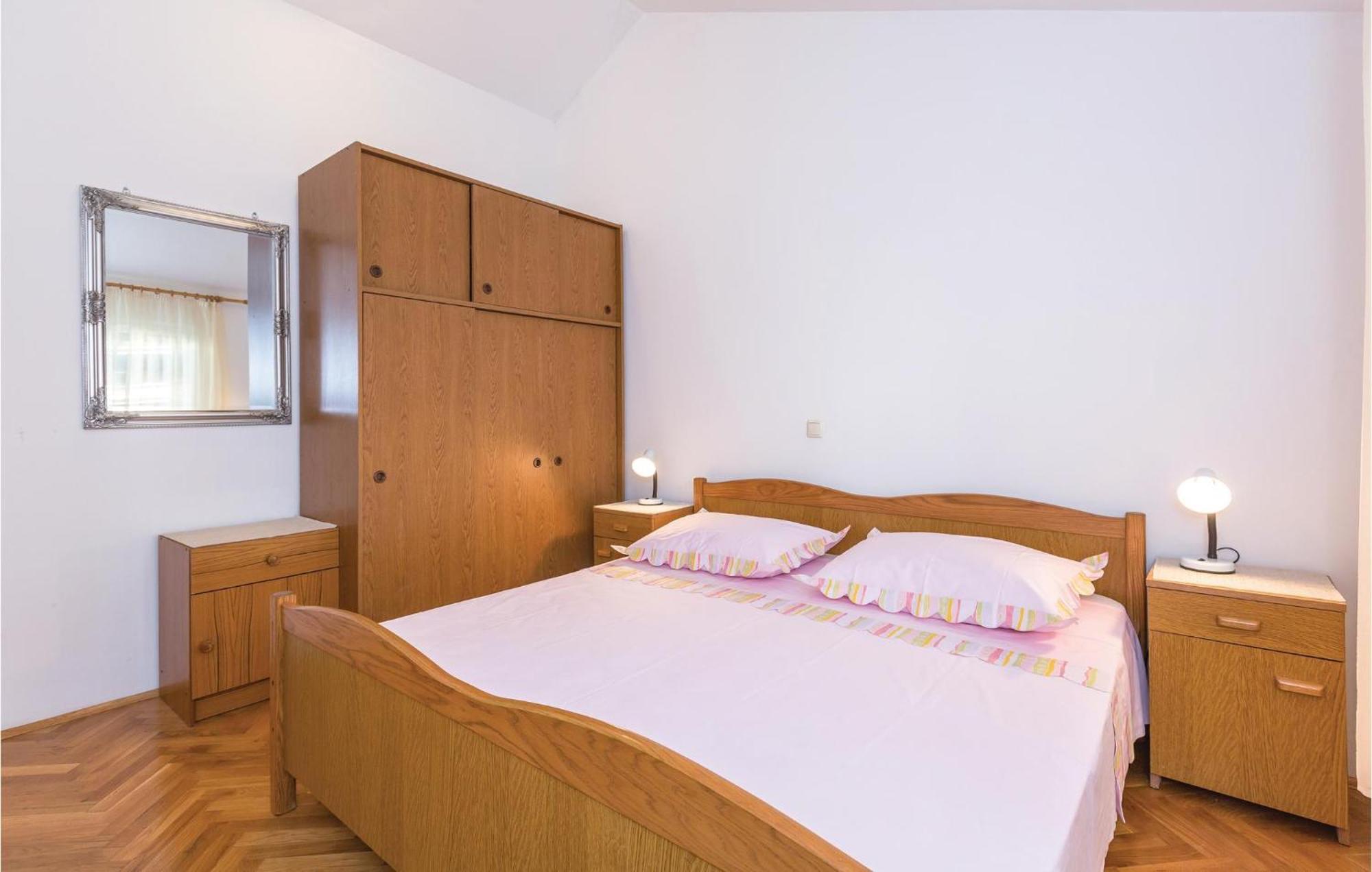 3 Bedroom Amazing Apartment In Макарска Екстериор снимка