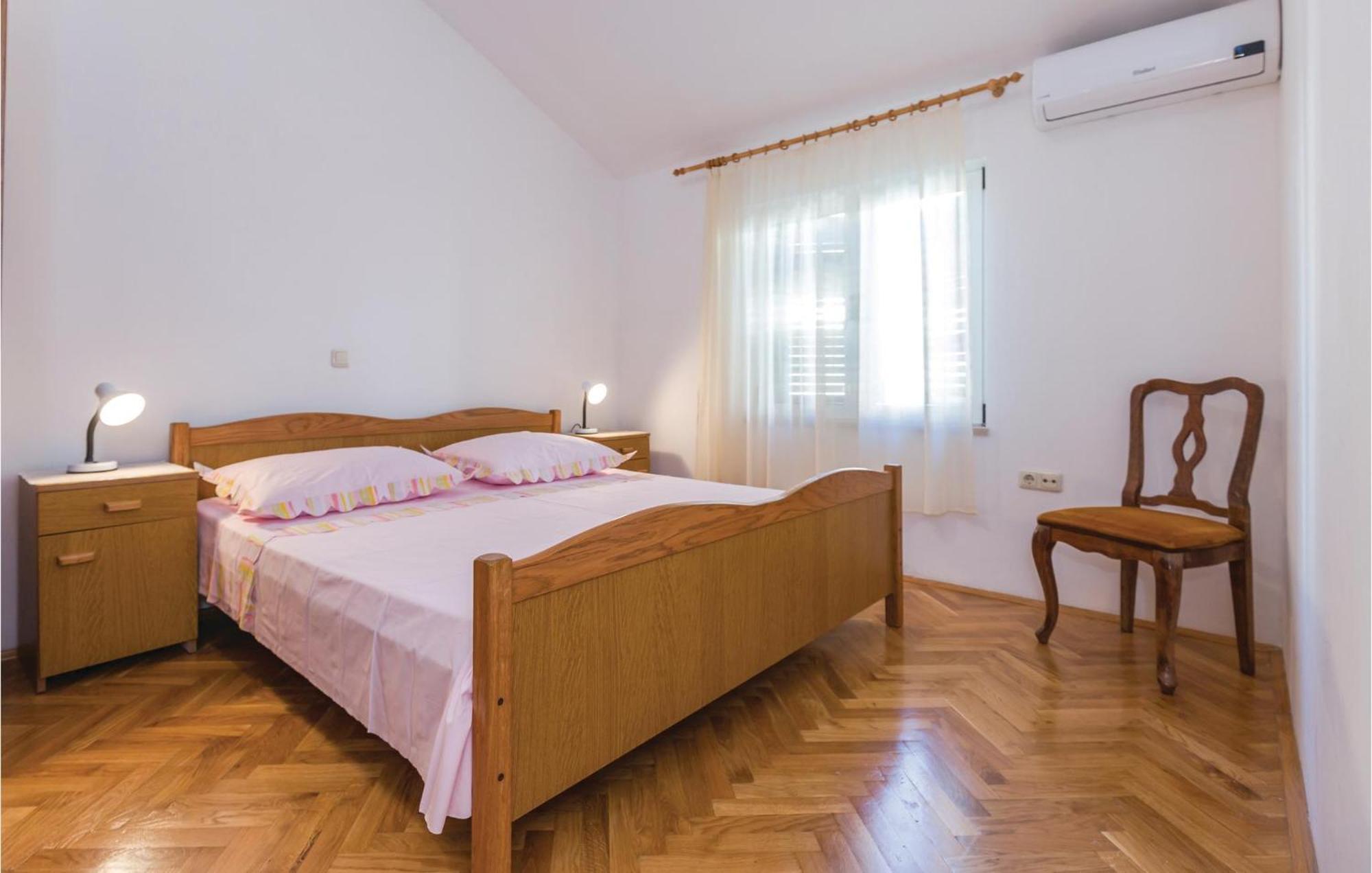 3 Bedroom Amazing Apartment In Макарска Екстериор снимка